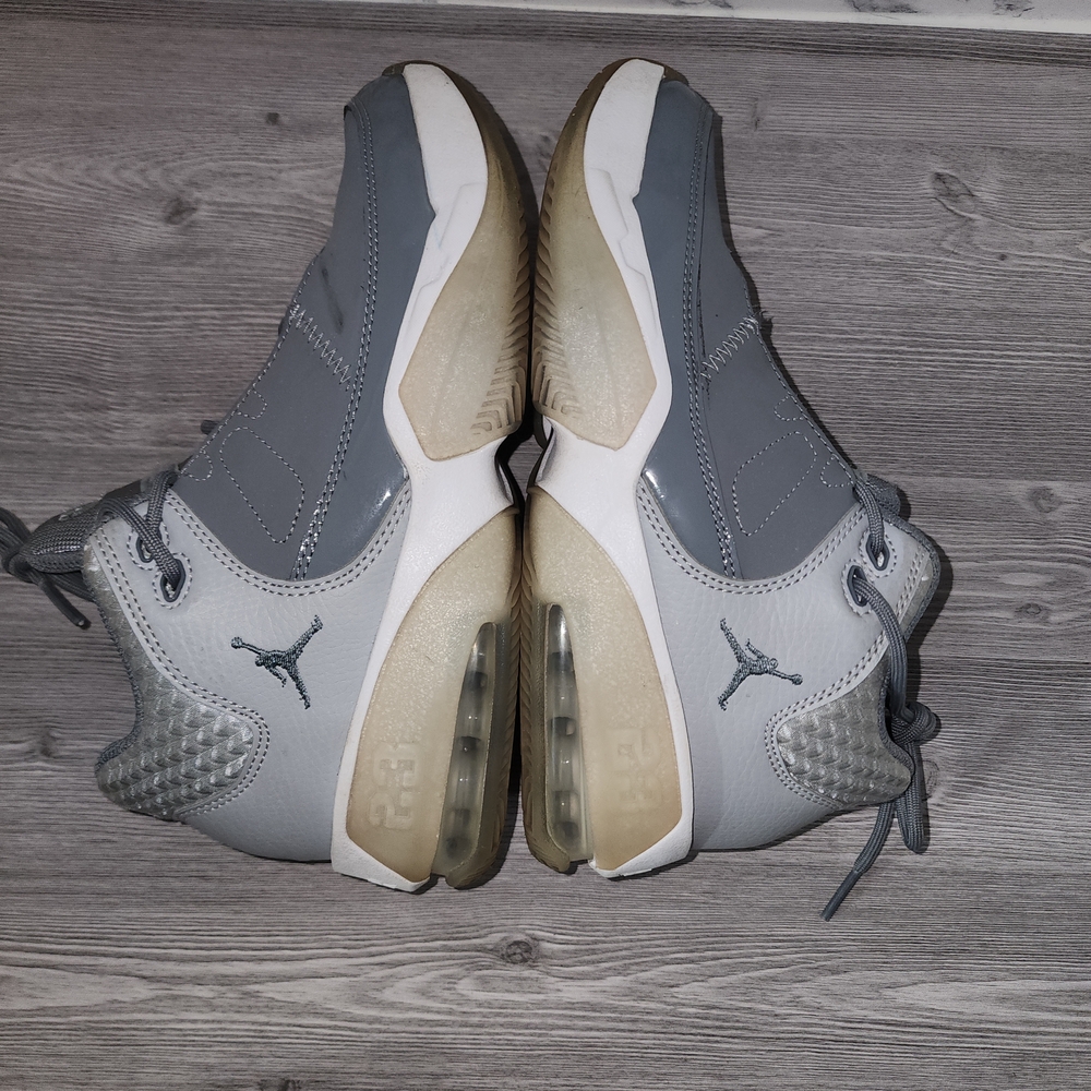Kids Jordan Max Aura 3 Wolf Grey/white Size 4Y